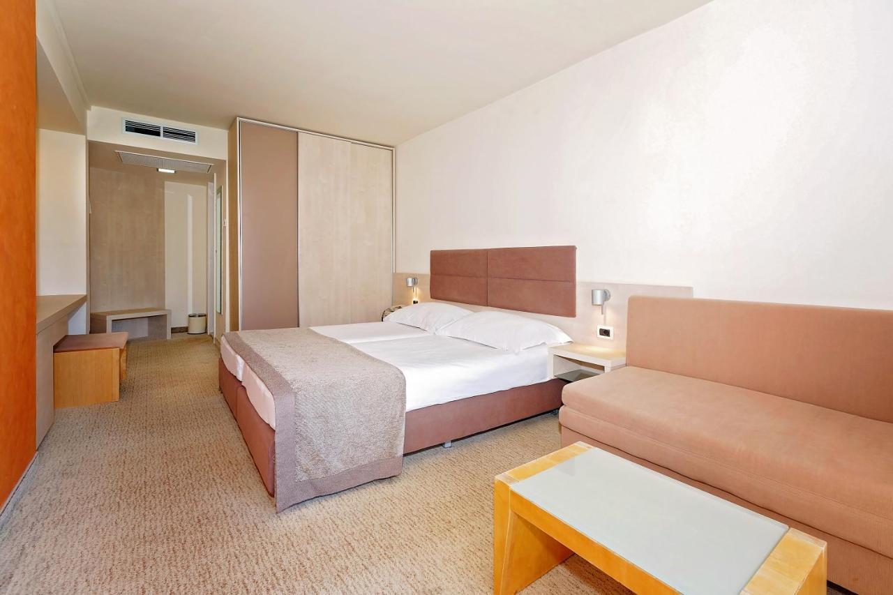 Hotel Mediteran Plava Laguna Porec Esterno foto