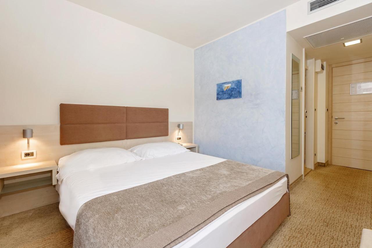 Hotel Mediteran Plava Laguna Porec Esterno foto