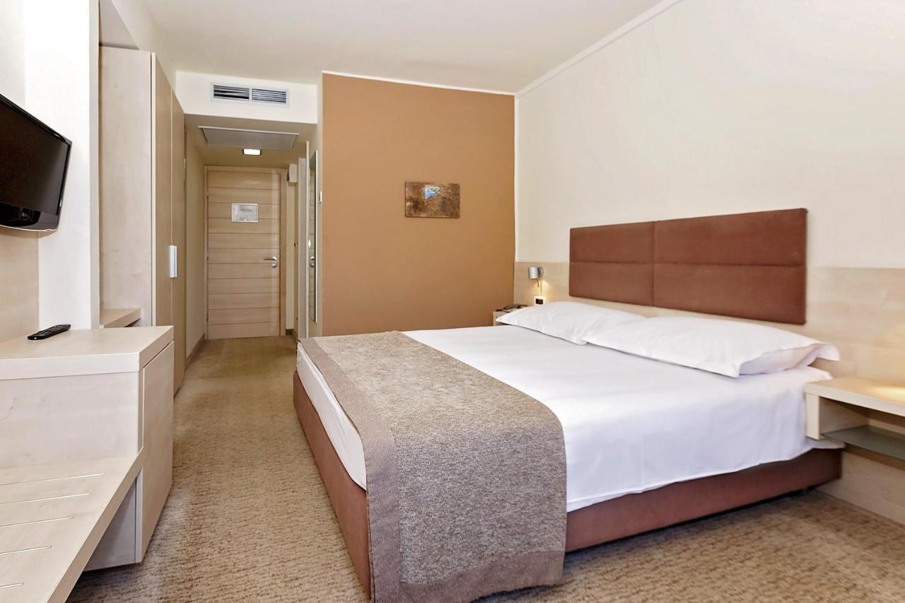 Hotel Mediteran Plava Laguna Porec Esterno foto