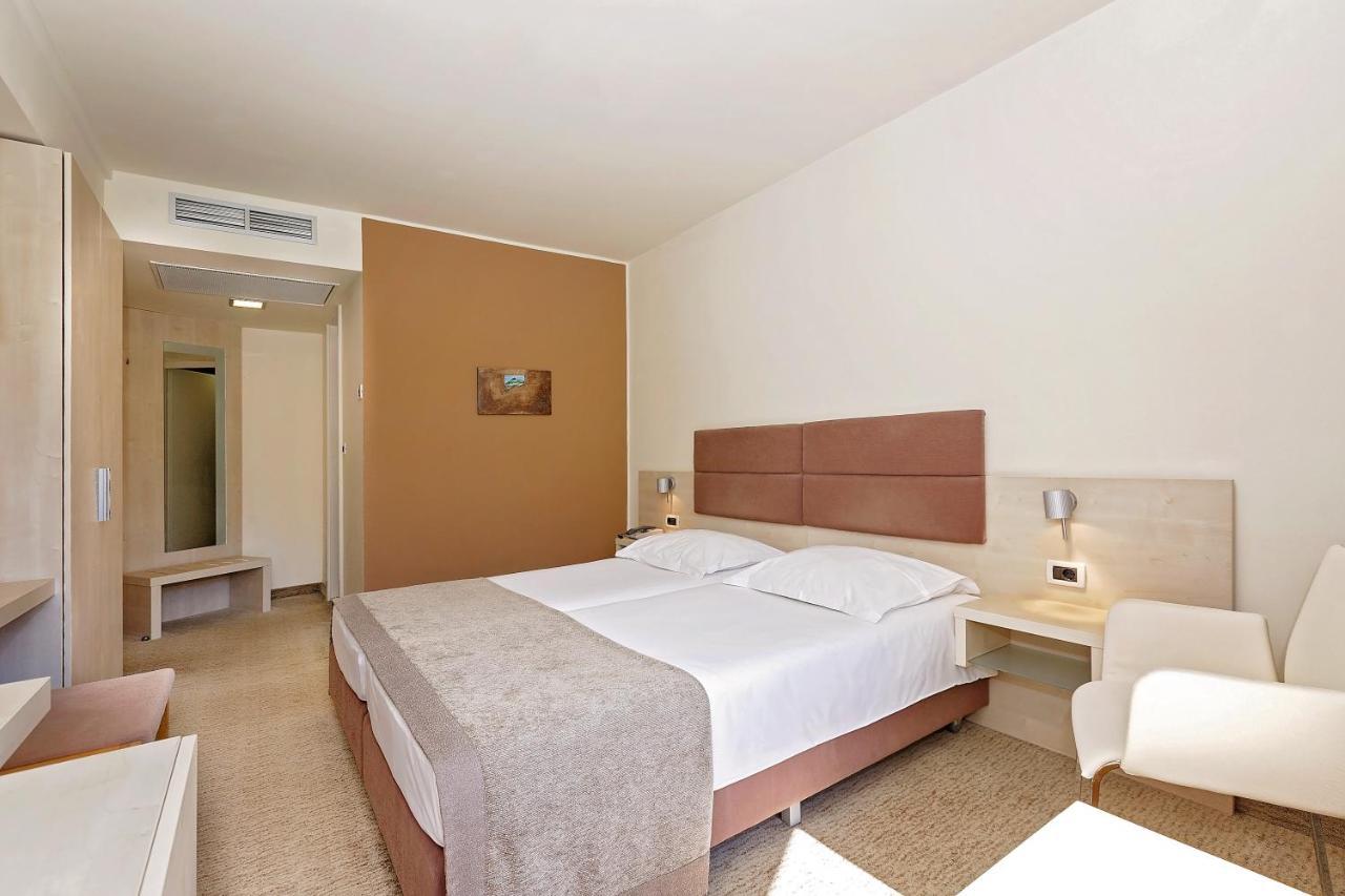 Hotel Mediteran Plava Laguna Porec Esterno foto