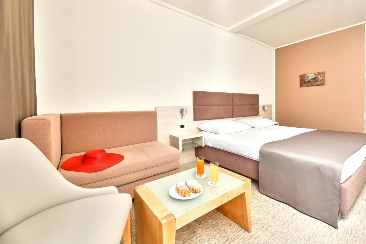 Hotel Mediteran Plava Laguna Porec Esterno foto