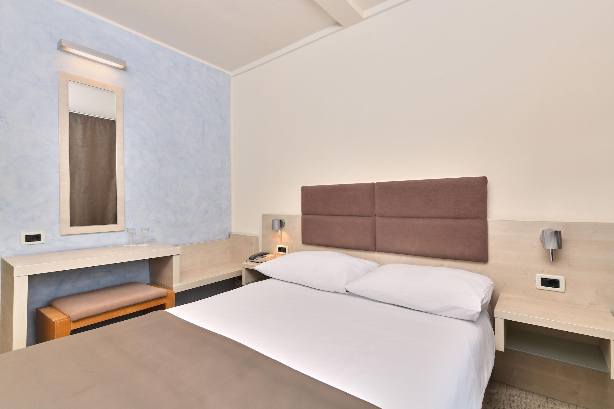 Hotel Mediteran Plava Laguna Porec Esterno foto