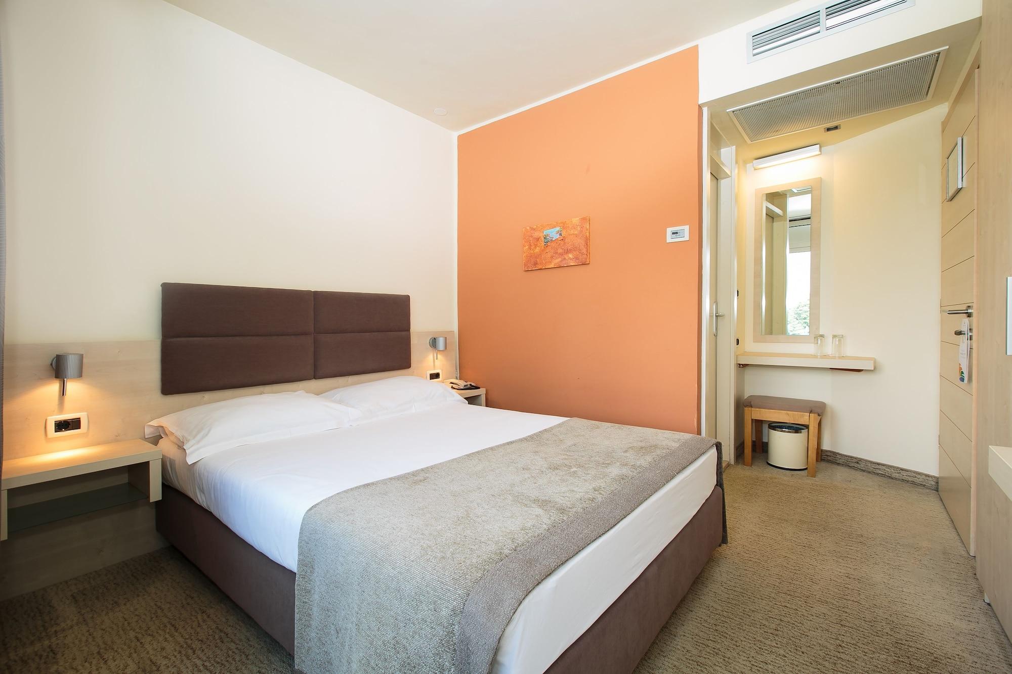 Hotel Mediteran Plava Laguna Porec Esterno foto