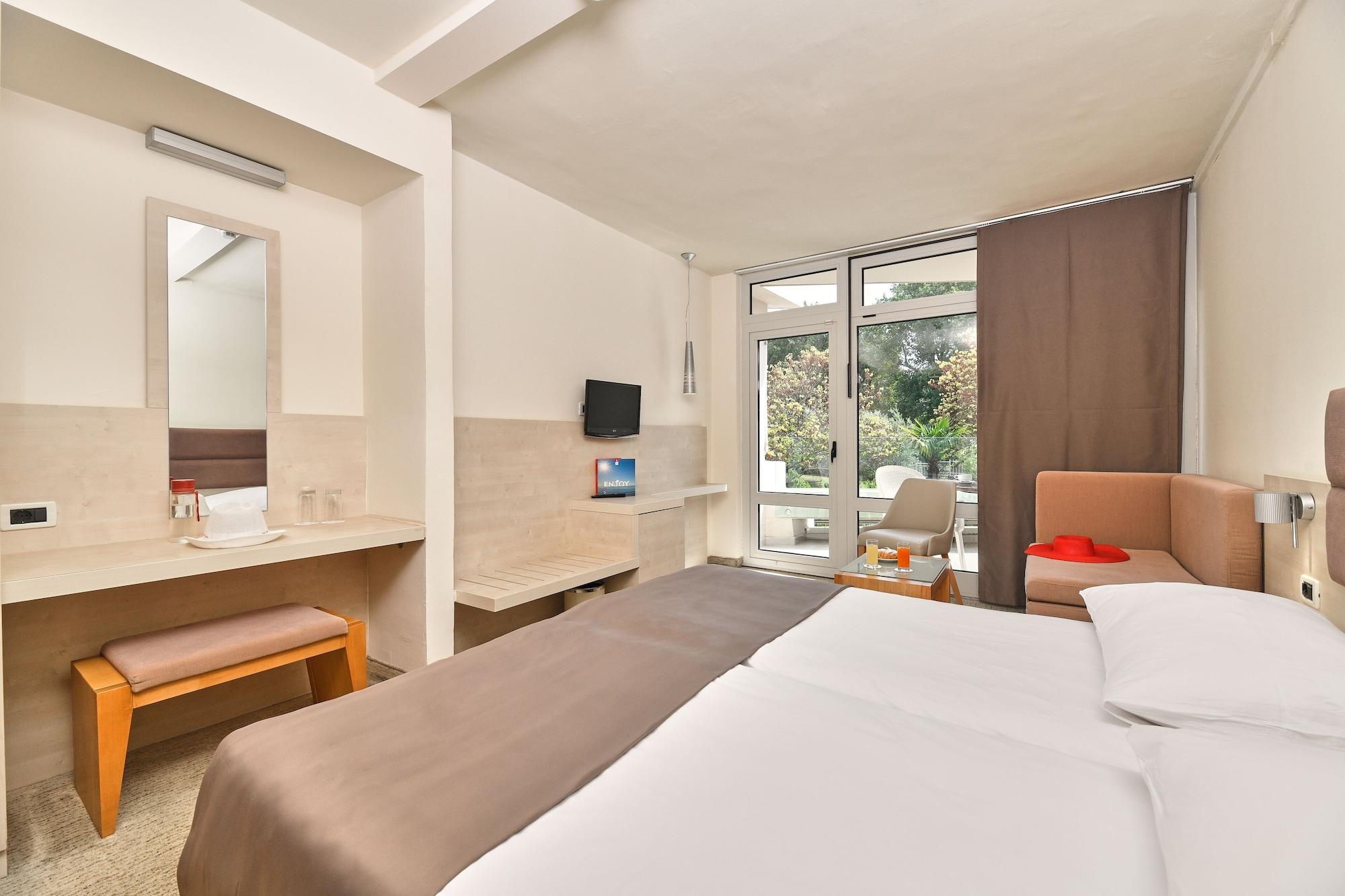 Hotel Mediteran Plava Laguna Porec Esterno foto