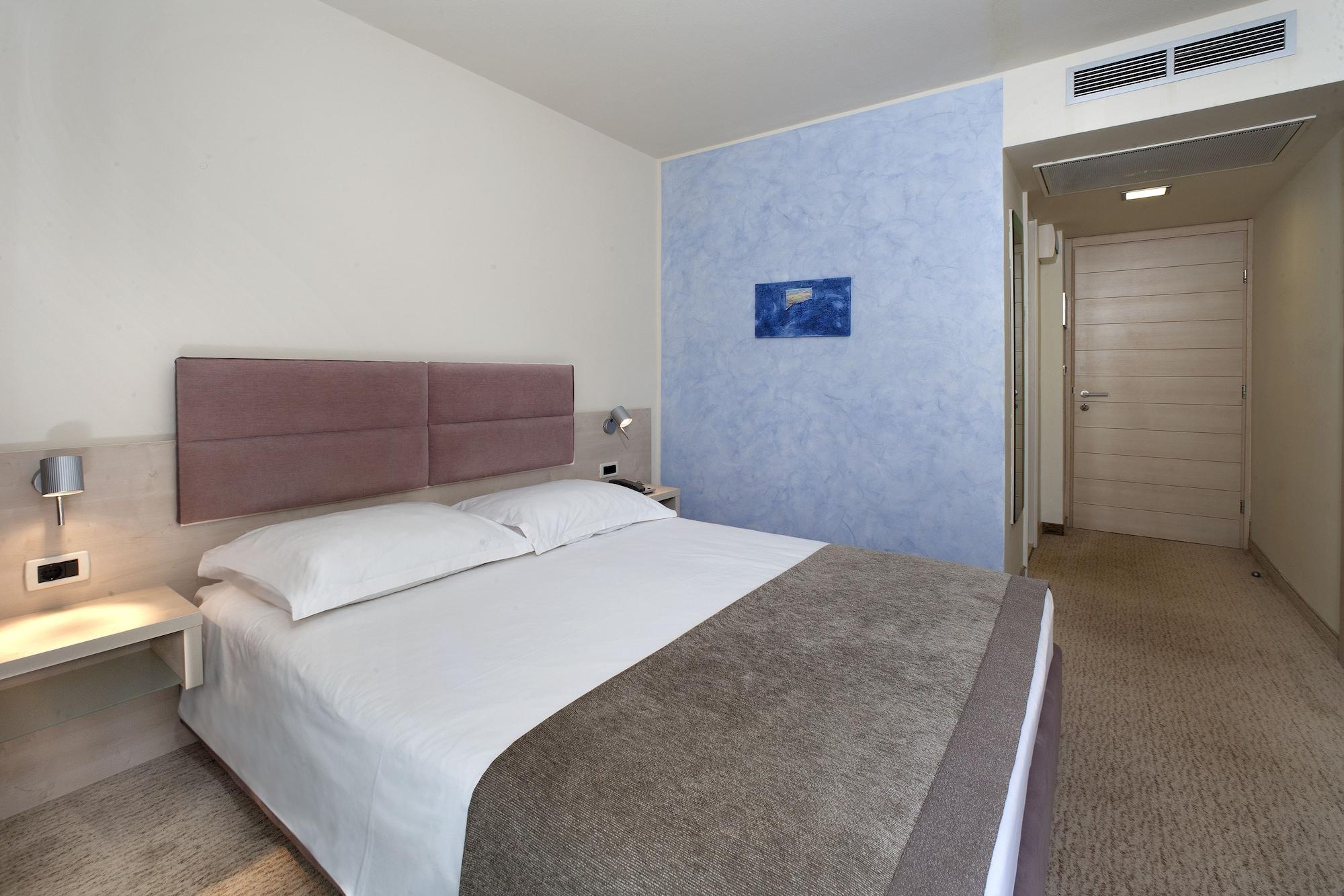 Hotel Mediteran Plava Laguna Porec Esterno foto
