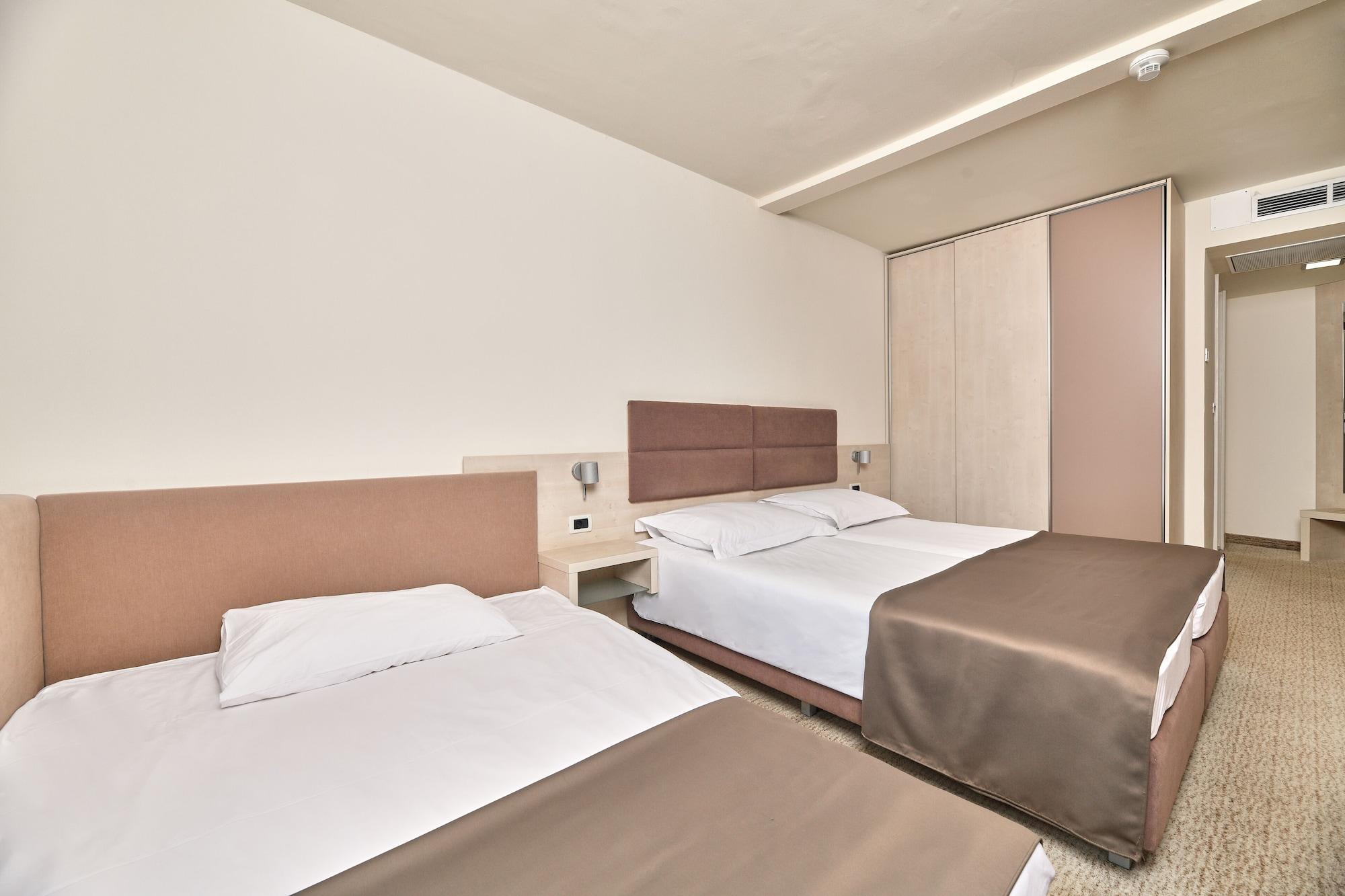 Hotel Mediteran Plava Laguna Porec Esterno foto