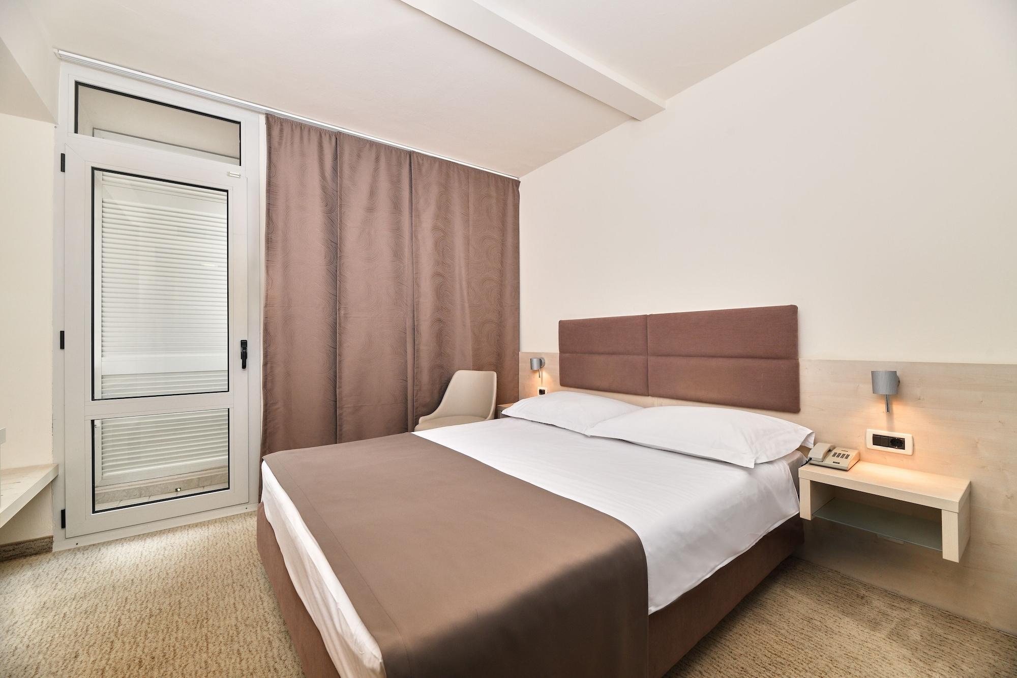 Hotel Mediteran Plava Laguna Porec Esterno foto